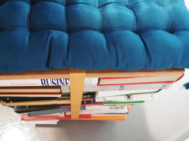 Buecher Hocker